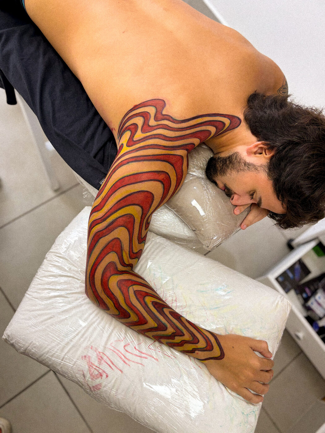 Perna inteira com padrão colorido em vermelho
