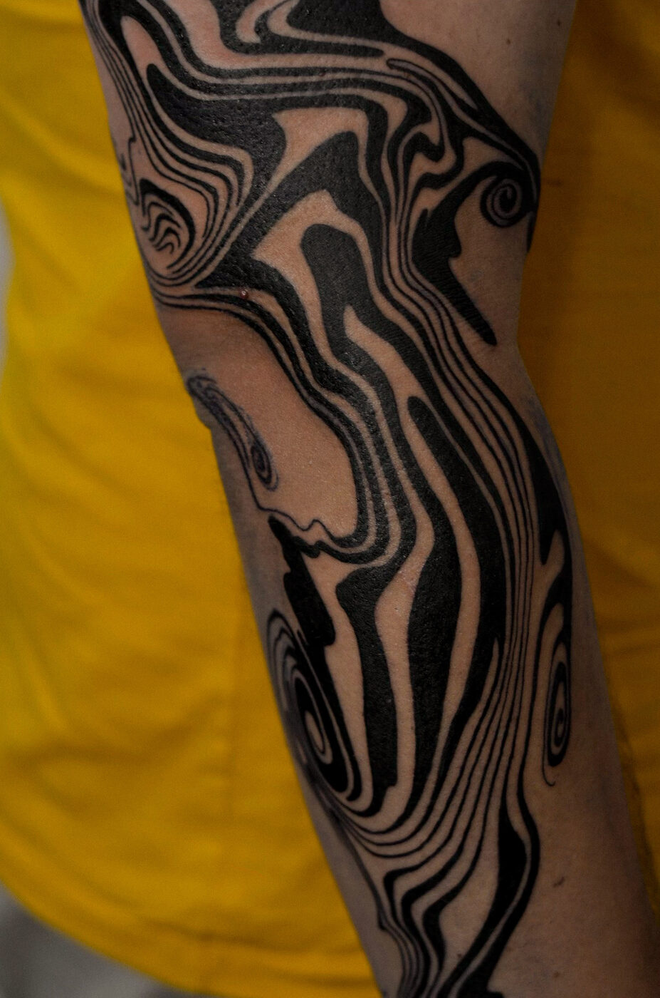 Sleeve fluida em preto sólido no antebraço