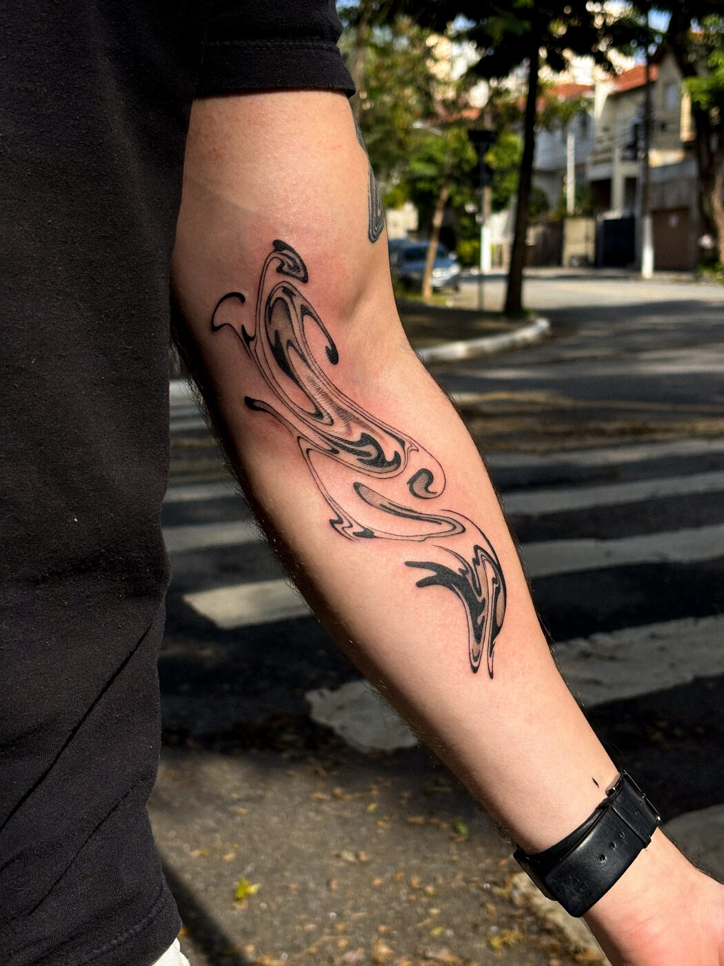 Tatuagem delicada no antebraço — traço fino