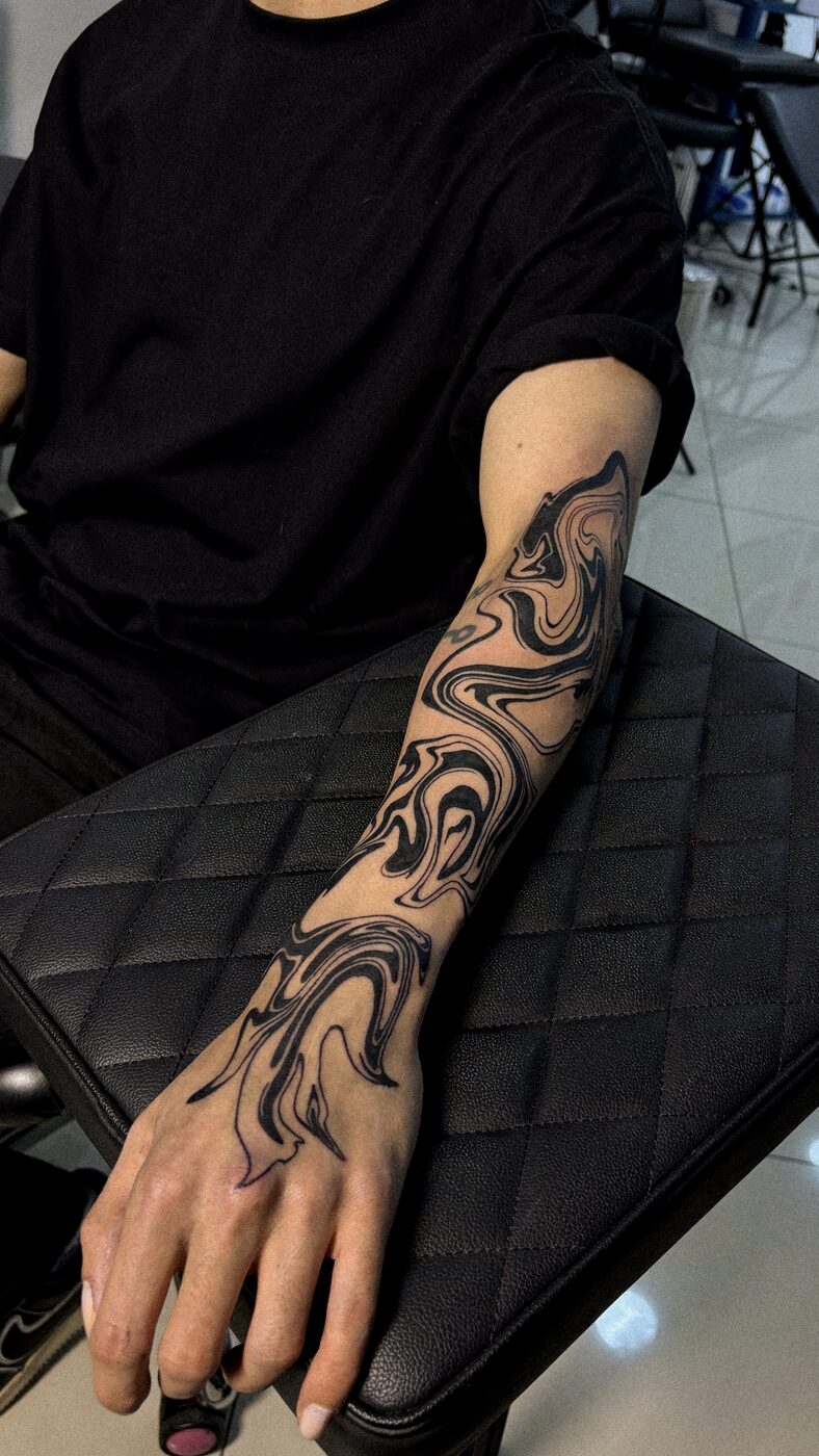 Braço e mão com padrão fluido